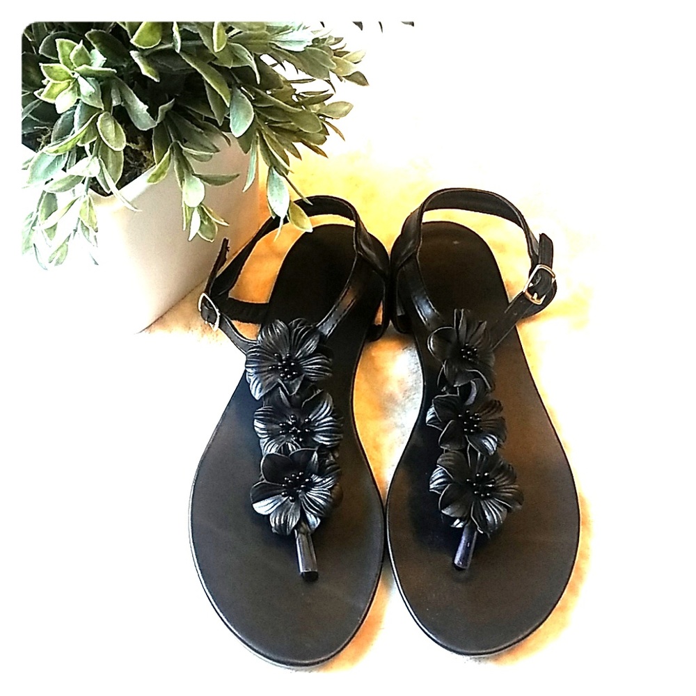 Black sandals with flower detail